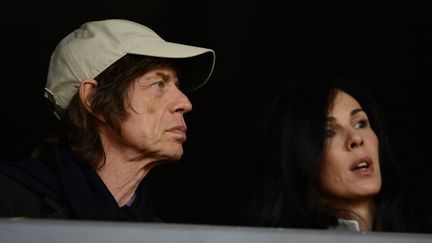 Alors que les Jeux battent leur plein, les stars anglaises viennent soutenir les athl&egrave;tes nationaux. On a vu&nbsp;Mick Jagger's, son fils et sa compagne, la styliste L'wren scott&nbsp;dans le stade olympiques pour suivre la soir&eacute;e d'athl&eacute;tisme du 6 ao&ucirc;t.&nbsp; (JOHANNES EISELE / AFP)