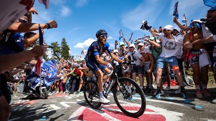 Un dernier bain de foule dans "son" virage sur le Tour de France. Thibaut Pinot a été porté une dernière fois par le public français même s'il n'a pas été récompensé d'une victoire sur sa dernière Grande Boucle. Il a ensuite mis un point final à sa carrière sur le Tour de Lombardie, qu'il avait remporté en 2018. (THOMAS SAMSON / AFP)