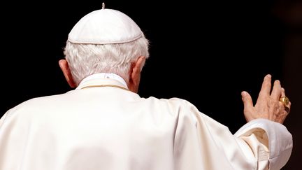 Le pape Beno&icirc;t XVI salue les fid&egrave;les r&eacute;unis place Saint-Pierre, au Vatican, le 11 mai 2011. (VINCENZO PINTO / AFP)