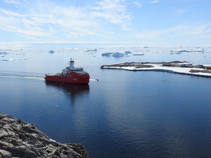 L'"Astrolabe"polar ship of the French Southern and Antarctic Lands (TAAF), approaching the Dumont-d'Urville base, in 2018. (LUCIE MAIGNAN / IPEV)