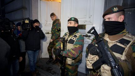 Des&nbsp;militaires postés devant le cabinet du Premier ministre belge à Bruxelles (Belgique), le 22 novembre 2015. (NICOLAS MAETERLINCK / BELGA MAG / AFP)