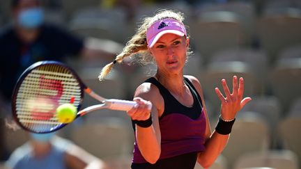 Kristina Mladenovic lors du deuxième tour de Roland-Garros 2021. (MARTIN BUREAU / AFP)