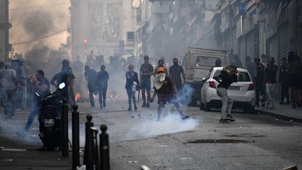 Des jeunes affrontent les forces de l'ordre à Marseille, le 30 juin 2023. (CHRISTOPHE SIMON / AFP)