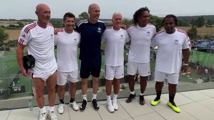 Mercredi 12 juillet à Aix-en-Provence (Bouches-du-Rhône), Zinédine Zidane a organisé un tournoi caritatif avec les joueurs de l'équipe de France de football championne du monde en 1998. Fabien Barthez et Bixente Lizarazu ont notamment répondu présent pour célébrer le 25e anniversaire de ce sacre. (France 2)