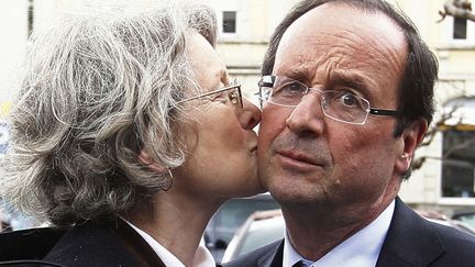 Le 21 avril 2012, Tulle (Corr&egrave;ze). Pause bisou avec une fan. ( JACKY NAEGELEN / REUTERS)