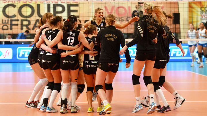 Les volleyeuses de Cannes f&ecirc;tent leur victoire en finale du championnat de France, contre Calais, &agrave; Paris, le 30 mars 2013.&nbsp; (MIGUEL MEDINA / AFP)