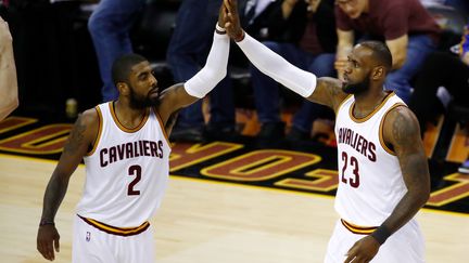 Les joueurs des Cavs Kyrie Irving et LeBron James (GREGORY SHAMUS / GETTY IMAGES NORTH AMERICA)