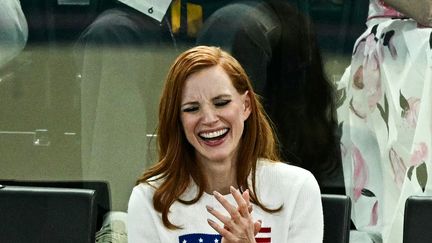 L'actrice et productrice américaine Jessica Chastain très réjouie dans les gradins de la Bercy Arena pour suivre les qualifications féminines en gymnastique, le 28 juillet 2024, à l'Arena Bercy, Paris, France. (GABRIEL BOUYS / AFP)