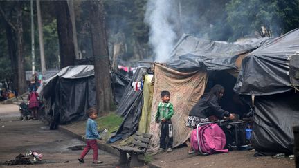 Des enfants des communautés autochtones dans le camp installé depuis septembre dans le parc national de Bogota, après un affrontement avec la police, le 7 avril 2022. (RAUL ARBOLEDA / AFP)