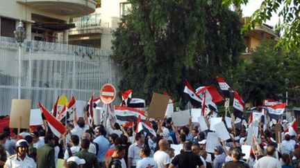 Une foule en colère pro-régime devant l'ambassade des USA à Damas, le 8 juillet 2011. (AFP PHOTO/HO/SANA)