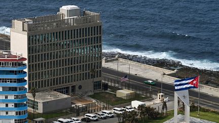 L'ambassade américaine à La Havane, la capitale de Cuba, le 14 janvier 2025. (YAMIL LAGE / AFP)