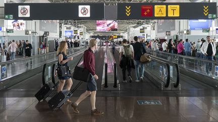 Des passagers dans l'aéroport de Bruxelles-Zaventem (Belgique). (NICOLAS ECONOMOU / NURPHOTO)