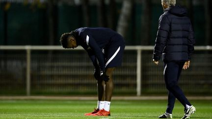 Paul Pogba s'est blessé lors d'un exercice de frappes, lundi 8 novembre 2021 à Clairefontaine, et n'a pas terminé l'entraînement de l'équipe de France.&nbsp; (FRANCK FIFE / AFP)