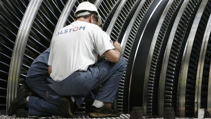 Des salari&eacute;s d'Alstom interviennent sur une pi&egrave;ce d'un r&eacute;acteur&nbsp;de la centrale nucl&eacute;aire du Blayais, &agrave;&nbsp;Braud-et-Saint-Louis (Gironde), le&nbsp;27 septembre 2006.&nbsp; (JEAN-PIERRE MULLER / AFP)