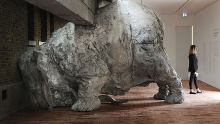 L'oeuvre de l'artiste argentin&nbsp;Adrian Villar Rojas repr&eacute;sentant un &eacute;l&eacute;phant encastr&eacute; dans un mur est expos&eacute;e &agrave; la&nbsp;Serpentine Sackler Gallery de Londres (Royaume-Uni), le 25 septembre 2013. (MAXPPP)