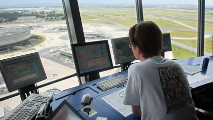 Un controleur aérien à l'aéroport Roissy-Charles de Gaulle, le 16 juillet 2007. (FRANCOIS GUILLOT / AFP)