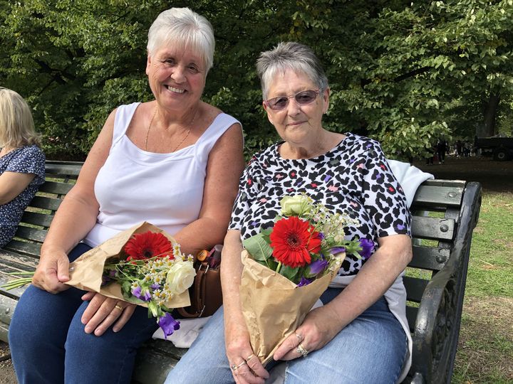 Sandra et Maureen sont venues rendre hommage à Elizabeth II, à Green Park, à Londres, lundi 11 septembre 2022.&nbsp; (MARIE-ADELAIDE SCIGACZ / FRANCEINFO)