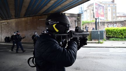 Un policier utilise un flashball (photo d'illustration). (JEAN-FRANCOIS MONIER / AFP)