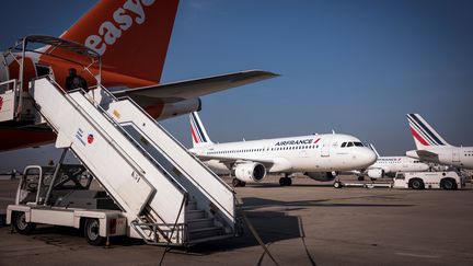 Des avions sur le tarmac de l'aéroport d'Orly (Val-de-Marne), le 9 octobre 2018. (LIONEL BONAVENTURE / AFP)