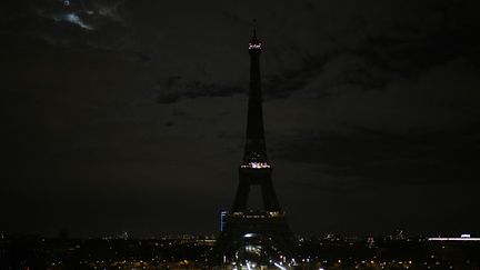 La tour Eiffel, plongée dans l'obscurité à Paris (France), pour l'Earth Hour, le 27 mars 2021. (STEPHANE DE SAKUTIN / AFP)