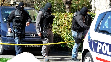 Des policiers devant le domicile de Mohamed Merah, le 23 mars 2012, &agrave; Toulouse. (JEAN-PIERRE MULLER / AFP)