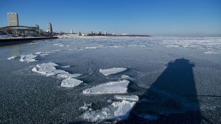 Face &agrave; ces deux "grosses anomalies de temp&eacute;ratures", l'atmosph&egrave;re&nbsp;a besoin d'&eacute;quilibre. "Si on a tr&egrave;s froid sur les Etats-Unis et sur la plaque eurasienne, au milieu, &ccedil;a se r&eacute;chauffe. Donc, en Europe", indique&nbsp;Ludovic Lagrange.&nbsp; (DARREN HAUCK / REUTERS)