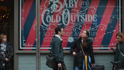 Un restaurant fait un clin d'œil au&nbsp;titre "Baby it's cold outside" sur sa devanture, à Dublin (Irlande), le 22 décembre 2017. (ARTUR WIDAK / NURPHOTO / AFP)