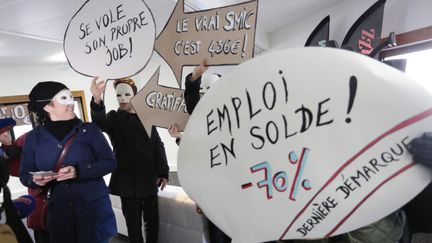 Une action de G&eacute;n&eacute;ration pr&eacute;caire dans l'entreprise Melty.fr, le&nbsp;11 f&eacute;vrier 2014, au Kremlin-Bic&ecirc;tre (Val-de-Marne), pour d&eacute;noncer les abus dans les stages et la&nbsp;g&eacute;n&eacute;ralisation de l'emploi de stagiaires. (MAXPPP)