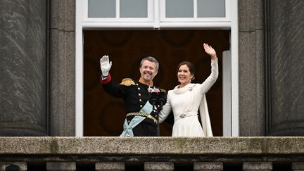 Frederik X, accompagné de son épouse la reine Mary, est proclamé roi du Danemark, le 14 janvier 2024 à Copenhague. (JONATHAN NACKSTRAND / AFP)