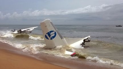 Un avion s'est écrasé à Abidjan (Côte d'Ivoire), le 14 octobre 2017. (SIA KAMBOU / AFP)