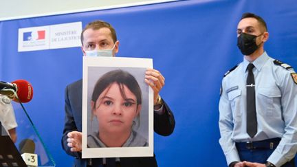 Nicolas Heitz, procureur d'Épinal, montrant la photo de Mia, disparue mardi 13 avril 2021. (SEBASTIEN BOZON / AFP)