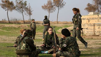 que compte le bataillon marchent sur les traces d’autres combattantes, les femmes des Unités de protection du peuple (YPG), branche armée du Parti de l'union démocratique kurde syrien (PYD). (AFP PHOTO / Delil Souleiman)