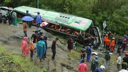 Un accident de bus a coûté la vie à au moins 13 personnes, le 6 février 2022 à&nbsp;Mangunan, dans le disctrict de Bantul, en Indonésie. (DHITA WARDHANI / AFP)