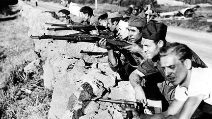 Groupe de combattants républicains en armes, pendant la guerre civile espagnole, le 1er janvier 1936. (AFP/STF)