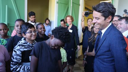 Les enfants de Saint-Denis, sur l'île de La Réunion, ont accueilli le ministre de l'Éducation nationale, Gabriel Attal, pour la rentrée scolaire. (RICHARD BOUHET / AFP)