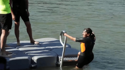 Anne Hidalgo s’est baignée dans la Seine le matin du mercredi 7 juillet et a nagé le crawl dans le fleuve aux côtés du président du comité olympique de 2024.