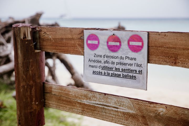 Un panneau met en garde sur l'existence d'une zone d'érosion du littoral près du phare Amédée, en Nouvelle-Calédonie, le 21 février 2024. (DELPHINE MAYEUR / AFP)