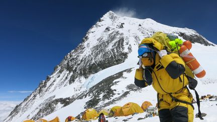 Un alpiniste descend du sommet de l'Everest, le 21 mai 2016, au Népal. (PHURBA TENZING SHERPA / AFP)