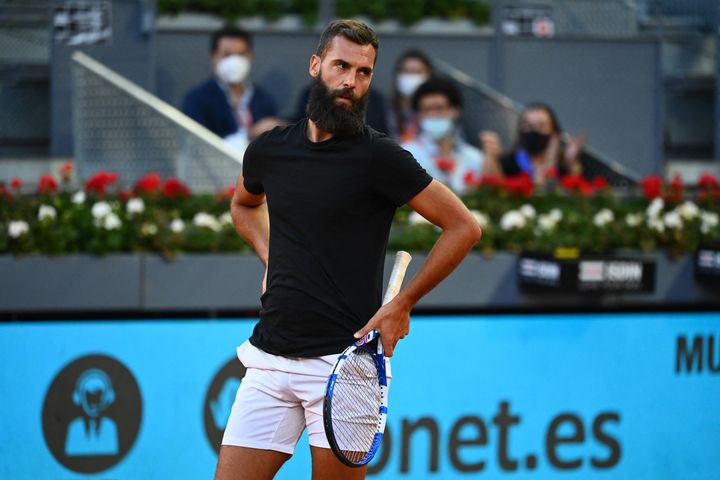 Benoît Paire, ici à Madrid le 4 mai 2021 contre Stefanos Tsitsipas, n'a remporté que deux matchs en 2021.&nbsp; (GABRIEL BOUYS / AFP)