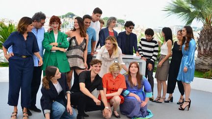 L'équipe du film "Les Amandiers" de&nbsp;Valeria Bruni Tedeschi, le 23 mai 2022, durant le photocall du long métrage à la 75e édition du Festival de Cannes.&nbsp; (JACKY GODARD / JACKY GODARD)