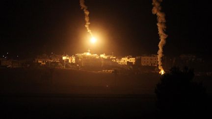 Bomardement &agrave; la fronti&egrave;re entre la bande de Gaza et Isra&euml;l, le 24 juillet 2014.&nbsp; (DAVID BUIMOVITCH / AFP)