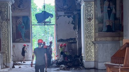 Des personnes enlèvent les débris dans la cathédrale de la Transfiguration, en partie détruite, après des frappes russes sur Odessa (Ukraine) le 23 juillet 2023. (ANADOLU AGENCY / AFP)