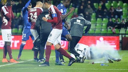 Un pétard a explosé près d'Anthony Lopes, samedi 3 décembre, lors du match Metz-Lyon. (JEAN-CHRISTOPHE VERHAEGEN / AFP)