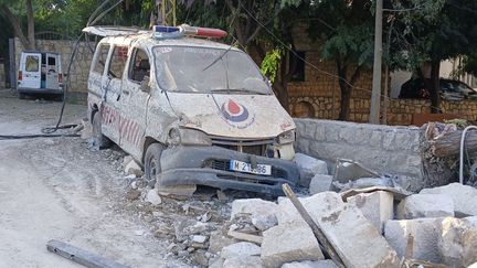 Des véhicules endommagés après une frappe de l'armée israélienne près de Nabatiyeh, dans le sud du Liban, le 24 septembre 2024. (RAMIZ DALLAH / ANADOLU / AFP)