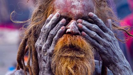 Un sadhu se recouvre de p&acirc;te de vermillon lors du traditionnel festival&nbsp;Maha Shivaratri &agrave; Katmandou (N&eacute;pal), le 20 f&eacute;vrier 2012. (NARENDRA SHRESTHA / MAXPPP)