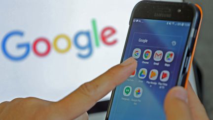 Un smartphone avec le système d'exploitation Google pour Android.&nbsp; (JEAN-FRAN?OIS FREY / MAXPPP)