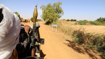 Des combattants du groupe armé local Gatia et du groupe armé pro-gouvernemental Mouvement&nbsp;pour le&nbsp;salut de l'Azawad patrouillent autour de la ville de Ménaka, au Mali, le 21 novembre 2020. (SOULEYMANE AG ANARA / AFP)