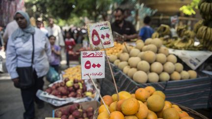 Des clients sur un marché du Caire (Egypte) le 15 mai 2017. (KHALED DESOUKI / AFP)