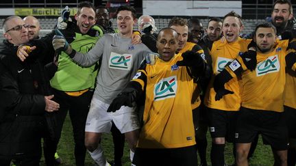 Les joueurs de Quevilly c&eacute;l&egrave;brent leur victoire sur Bastia, le 20 janvier 2015, au stade&nbsp;Robert-Diochon du Petit-Quevilly (Seine-Maritime). (CHARLY TRIBALLEAU / AFP)