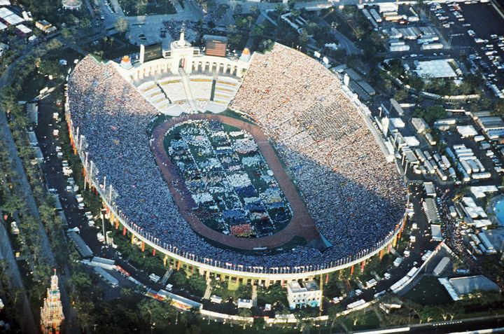 Une vue aérienne du Los Angeles Memorial Coliseum pendant la cérémonie d'ouverture des Jeux olympiques d'été de 1984 à Los Angeles, Californie, le 28 juillet 1984. (GEORGES BENDRIHEM / AFP)